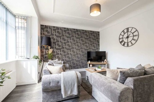 Spacious 3 Bedroom House w Garden in St Helens