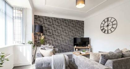 Spacious 3 Bedroom House w Garden in St Helens