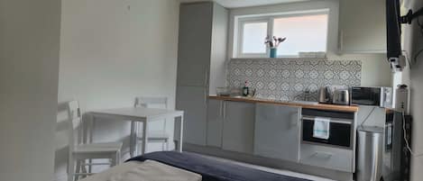 Refrigerador, microondas, horno y parrilla de estufa