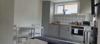 Lovely Cosy Studio with Garden and Parking