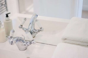 Douche, séchoir à cheveux, serviettes fournies, shampooing