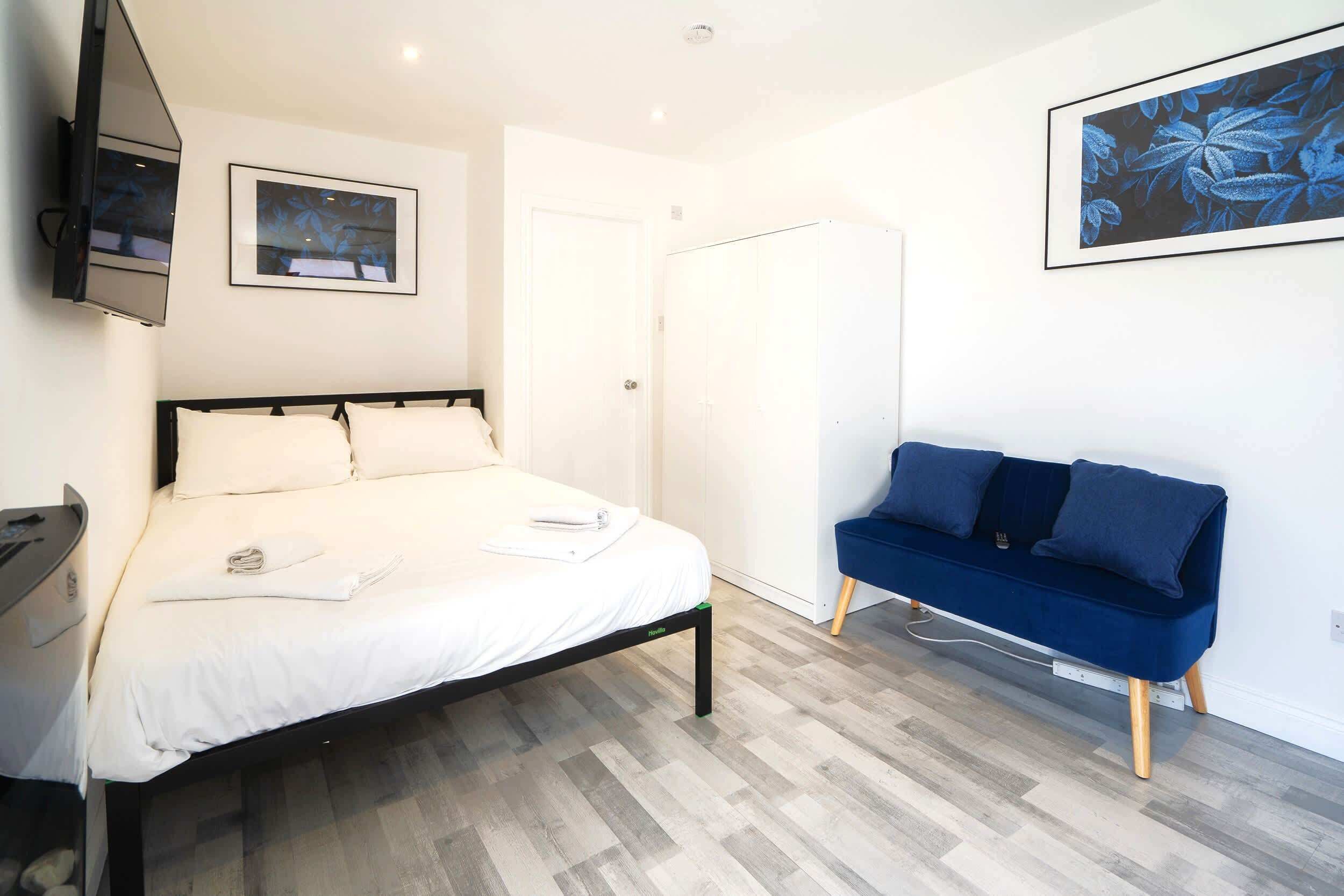 Desk, iron/ironing board, WiFi, bed sheets