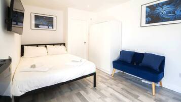 Desk, iron/ironing board, WiFi, bed sheets