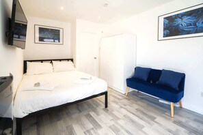 Bureau, fer et planche à repasser, Wi-Fi, draps fournis