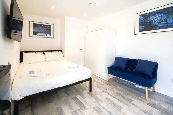 Desk, iron/ironing board, WiFi, bed sheets