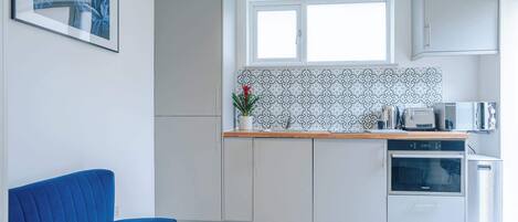 Kjøleskap, mikrobølgeovn, ovn og kokeplater