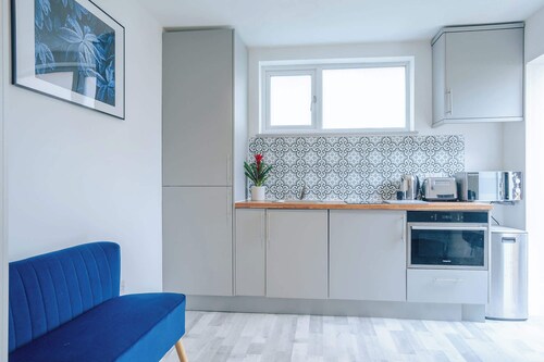 Charming Studio Retreat with Garden & Parking