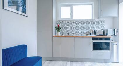 Charming Studio Retreat with Garden & Parking