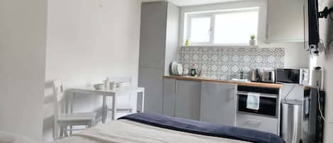 Desk, iron/ironing board, WiFi, bed sheets