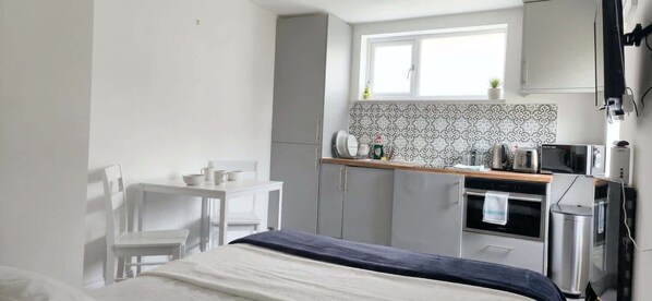 Escritorio, tabla de planchar con plancha, wifi y ropa de cama 
