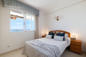 1 bedroom, iron/ironing board, free WiFi, bed sheets - Mar Internum: Family Apartment in La Pineda (La Pineda)