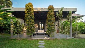 A modern house with a covered porch, a fire pit, and a seating area. - M Villa 318 Canggu (Canggu)
