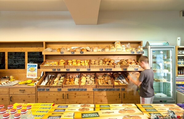 Classic Mobile Home, 2 Bedrooms | Dining - Chalet in the Seeblick Campsite in Kramsach (Kramsach)