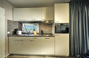 クラシック モバイルホーム 2 ベッドルーム | 専用キッチン | 冷蔵庫、電子レンジ、食器洗い機、コーヒー / ティーメーカー