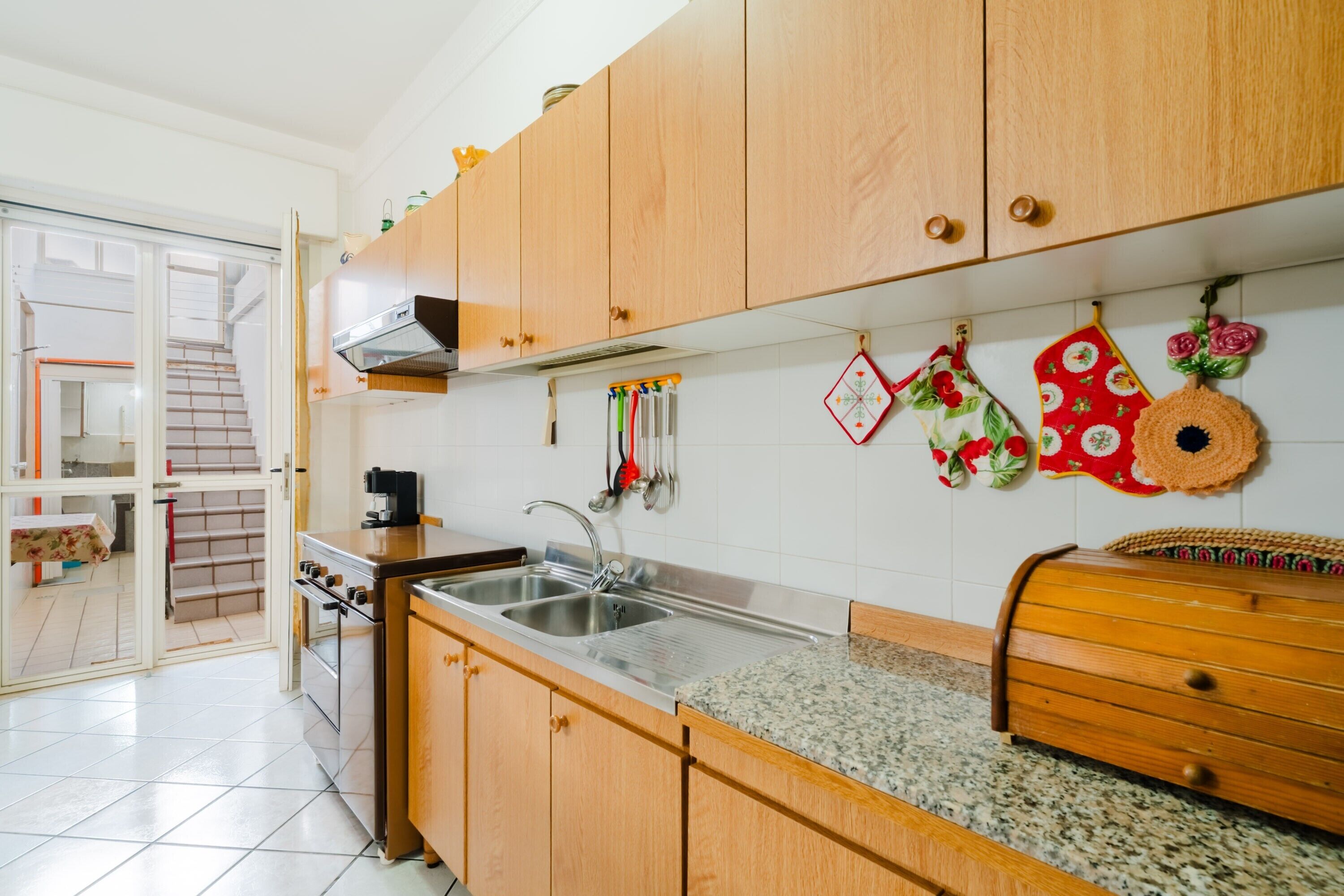 Frigorifero, microonde, forno, piano cottura