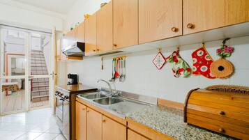 Frigorifero, microonde, forno, piano cottura