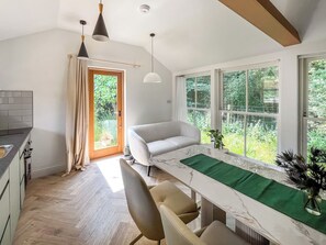 Living area - 1 bedroom accommodation in Dorking (Dorking)