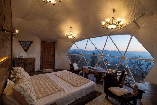 Superior Cabin, Mountain View | Free WiFi, bed sheets