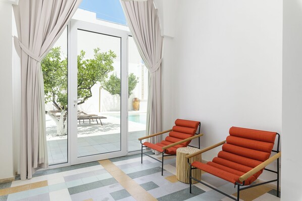 Classic Room | Living area | 30-inch TV with satellite channels - Hydeout Palace - Luxury &Spa Suites by Wonderful Italy (San Vito dei Normanni)