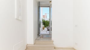 A clean, modern hallway with a glass door leading to an outdoor area. - Hydeout Palace - Luxury & Spa Suites by Wonderful Italy (San Vito dei Normanni)
