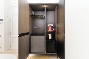 Habitación básica | Área de sala de estar | Televisión de 30 pulgadas con canales vía satélite 