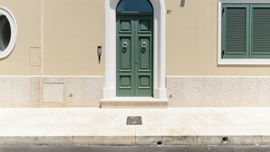 A building with a green double door, a small window with shutters, and a number "37" on the wall. - Hydeout Palace - Luxury & Spa Suites by Wonderful Italy (San Vito dei Normanni)