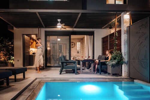 Suite 4 – Elegant & Serene Hideaway I September15 Suites