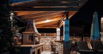 Suite 4 – Elegant & Serene Hideaway I September15 Suites