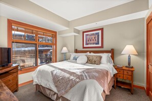 1 habitación, tabla de planchar con plancha y cuna de viaje 