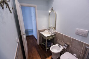 Een haardroger, handdoeken, zeep, toiletpapier