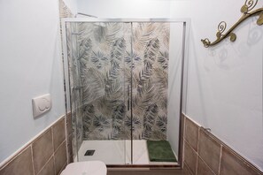 Haartrockner, Handtücher, Seife, Toilettenpapier