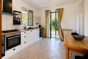 Fridge, oven, dishwasher, coffee/tea maker