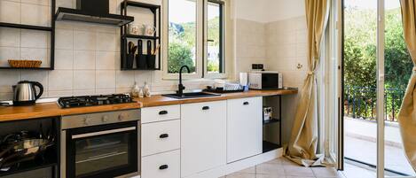 Fridge, oven, dishwasher, coffee/tea maker