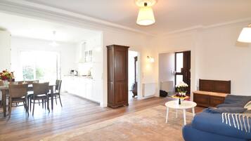 Fernseher, BĂŒcher, Stereoanlage