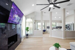 Fridge, microwave, oven, stovetop - Sunny Allen Stay 4BR/2BA Sparkling Pool + Grill (Allen)