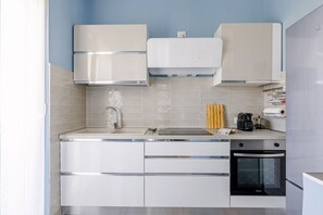 Refrigerador, horno, parrilla de estufa y cafetera y tetera 