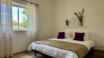 5 bedrooms, iron/ironing board, free WiFi, bed sheets