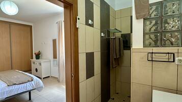 5 bedrooms, iron/ironing board, free WiFi, bed sheets