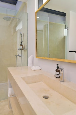 Shower, towels, soap, shampoo - VILLA SEGER LOMBOK (Kuta)