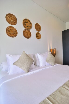 Desk, laptop workspace, iron/ironing board, free WiFi