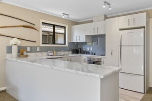 Fridge, microwave, oven, stovetop - Fantail`s Landing - cosy and prime central location (Taupō)
