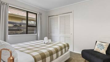 2 bedrooms, iron/ironing board, WiFi, bed sheets