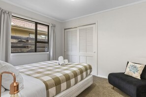 2 bedrooms, iron/ironing board, WiFi, bed sheets