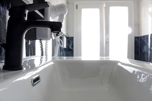 Shower, hair dryer, bidet, towels