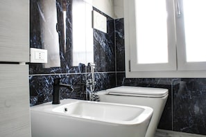 Douche, sèche-cheveux, bidet, serviettes fournies