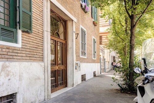 Vatican Area | Stylish 2BR + Fast Wi-Fi & A/C