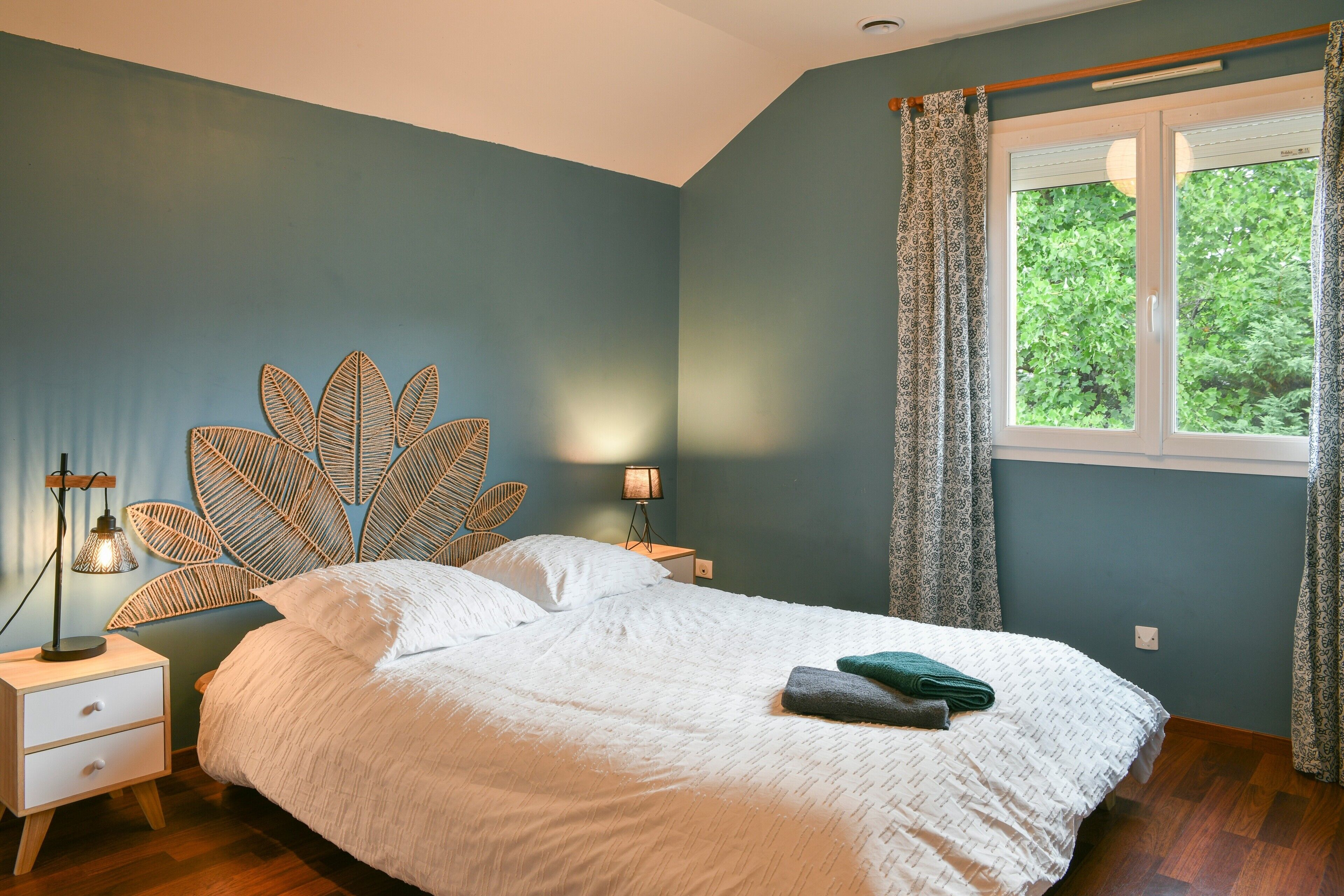 6 bedrooms, desk, WiFi, bed sheets