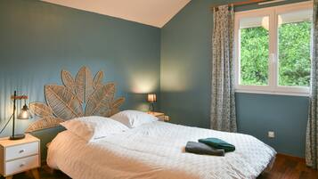 6 bedrooms, desk, WiFi, bed sheets