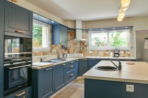 Jääkaappi, mikroaaltouuni, uuni, liesi