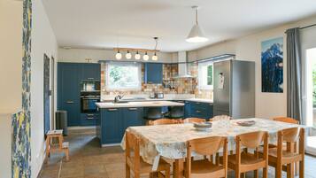 Frigorífico, microondas, horno y placa de cocina